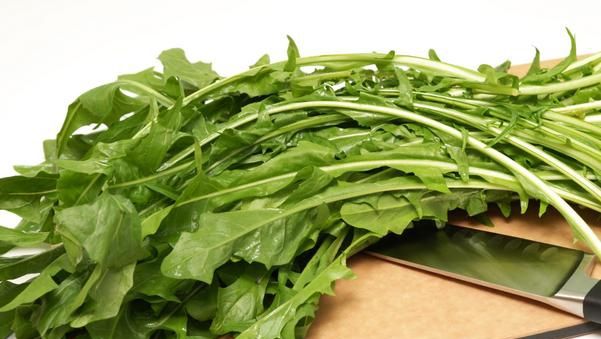 Salata de păpădie, beneficii miraculoase pentru sănătate. Cum se prepară