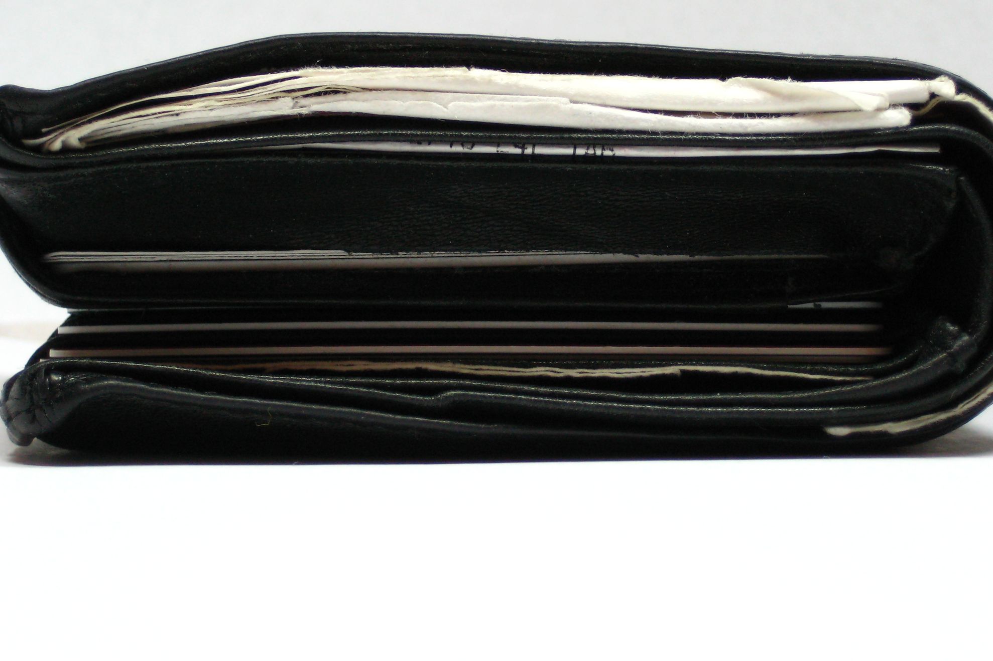 A găsit un portofel cu o sumă uriașă și cecuri în alb. Ce a făcut apoi o farmacistă este incredibil