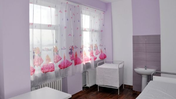 Un părinte a şase copii a renovat din propriii săi bani patru saloane de spital 