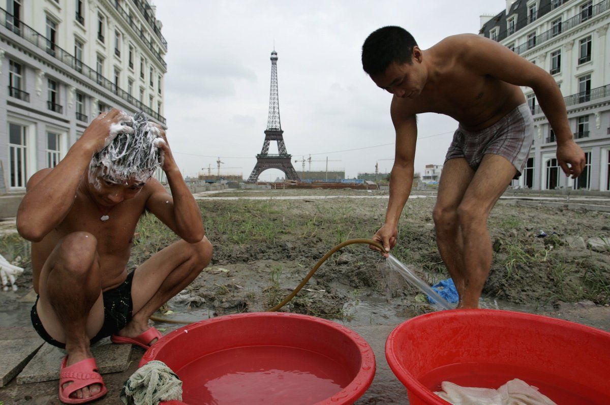 Chinezii au dorit o replică a Turnului Eiffel. Ce a ieșit e de poveste. Imagini de colecție