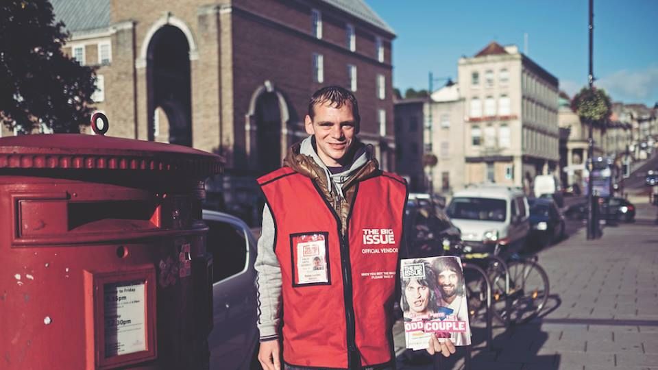 Consilier britanic, unui vânzător ”Big Issue”: ”Du-te naibii înapoi în România”