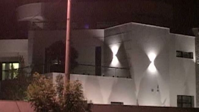 Vila unui om de afaceri din Argeş a fost spartă. Soţia este internată în stare gravă