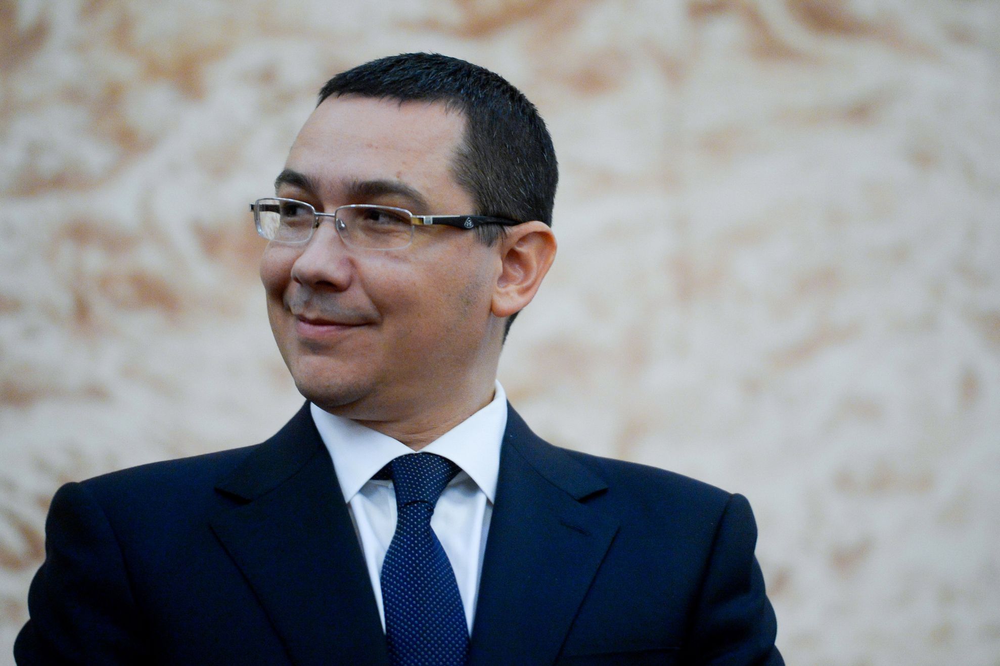 Cum se lăuda Ponta în 2013 cu o investiție Holzindustrie și cum Iliescu îl decora pe patron în 2014