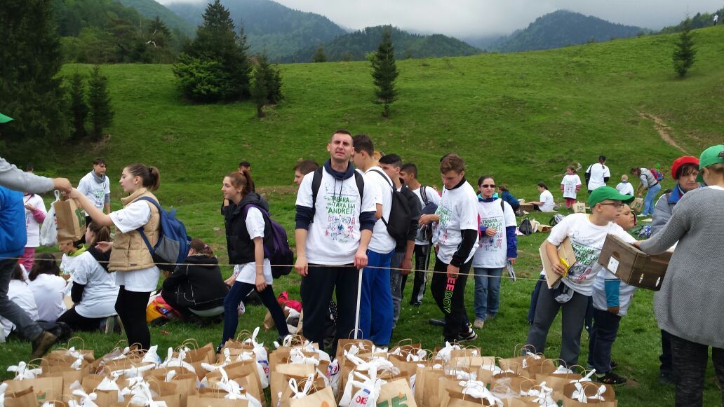 De ”Ziua Canionului”, s-au curățat de gunoaie cinci trasee turistice din Timișul de Jos