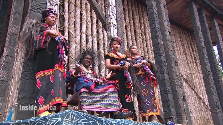 Un rege din Camerun are aproape 100 de soţii. 72 dintre femei, moştenire de la tatăl său