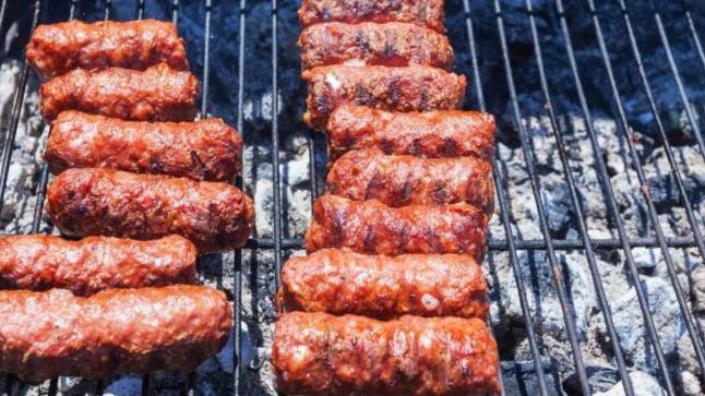 Locul din Bucureşti unde s-a născut "micul". Povestea din spatele acestui preparat 