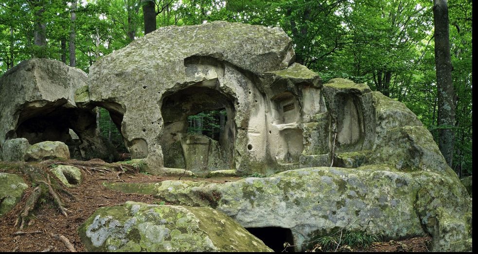 Mistere neelucidate din România: pietre în forme de OZN-uri, piramide energetice
