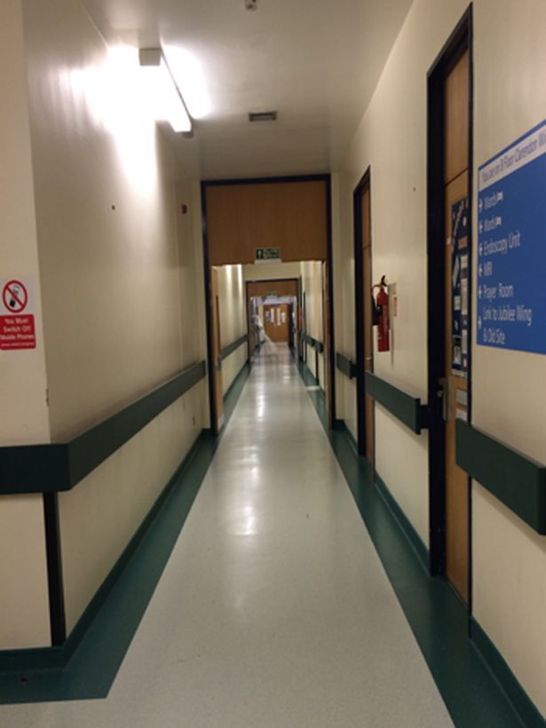 Apariţia înfiorătoare surprinsă într-o fotografie pe holul gol al unui spital: "Am auzit paşi"