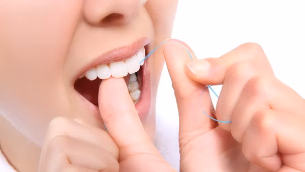 Când trebuie să folosim aţa dentară. Înainte sau după periaj?