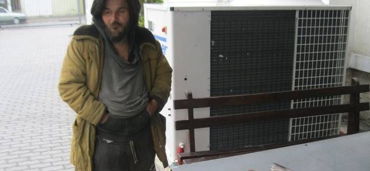 Poliţiştii din Timişoara şocaţi: i-au cerut unui cerşetor să îşi scoată toţi banii din buzunar