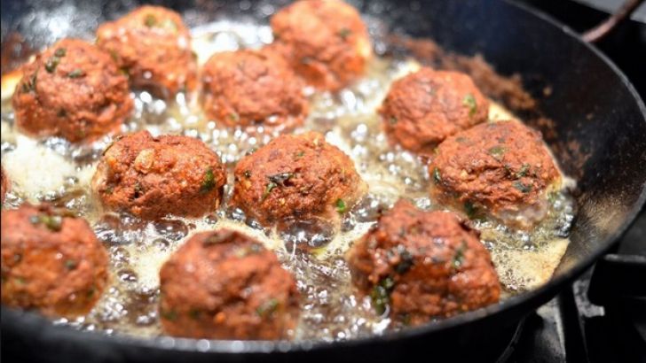 Aşa faci cele mai gustoase chifteluţe din carne. Tehnicile bucătarilor de top