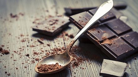 Ciocolata neagra ingrasa sau slabeste? Afla adevarul!