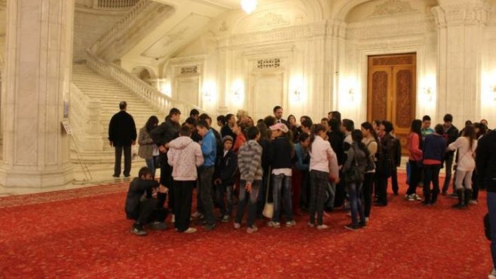 1 iunie. Ce știu copiii despre parlamentari: "Muncesc 24 din 24"