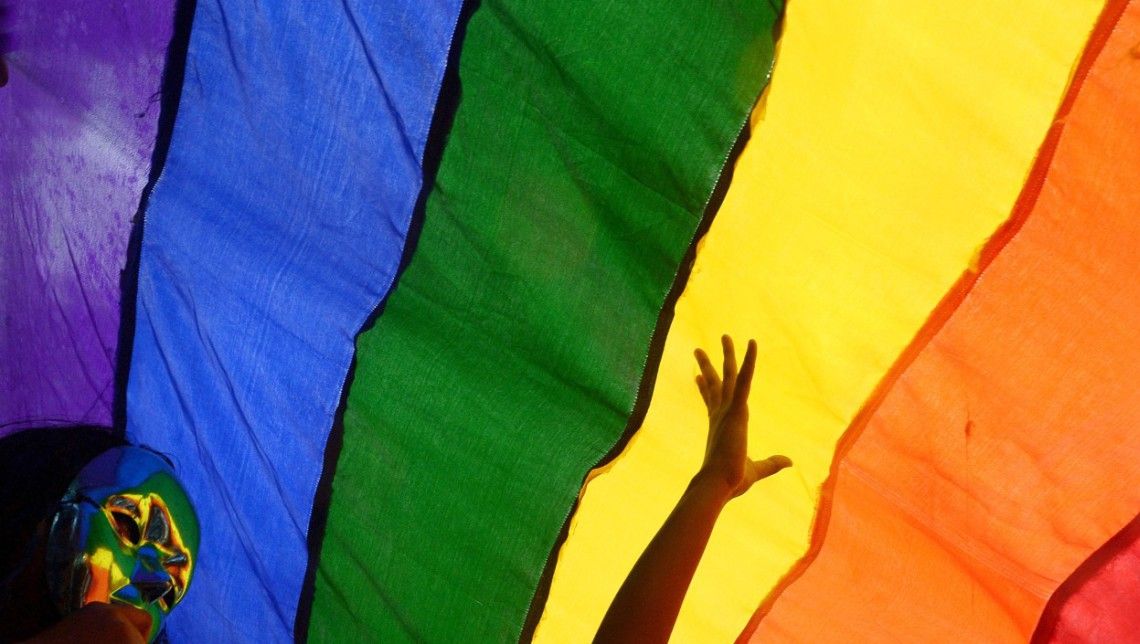 Experiment sinistru? Ce a făcut Facebook cu filtrul curcubeu prin care susține căsătoriile gay