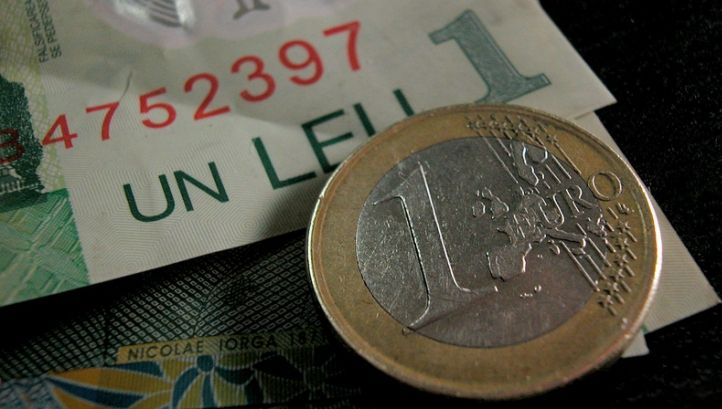 Euro revine spre 4,46 lei, pe fondul creşterii plasamentelor străine în active româneşti