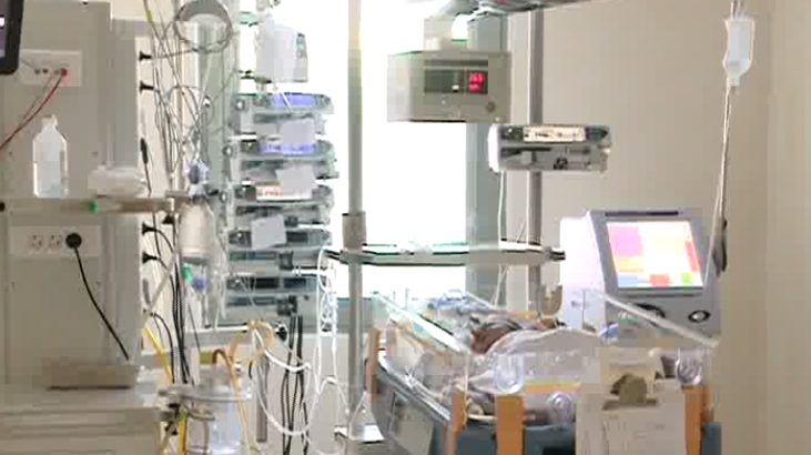 Apel pentru salvarea bebeluşilor: Un doctor roagă românii să doneze pentru un aparat de dializă