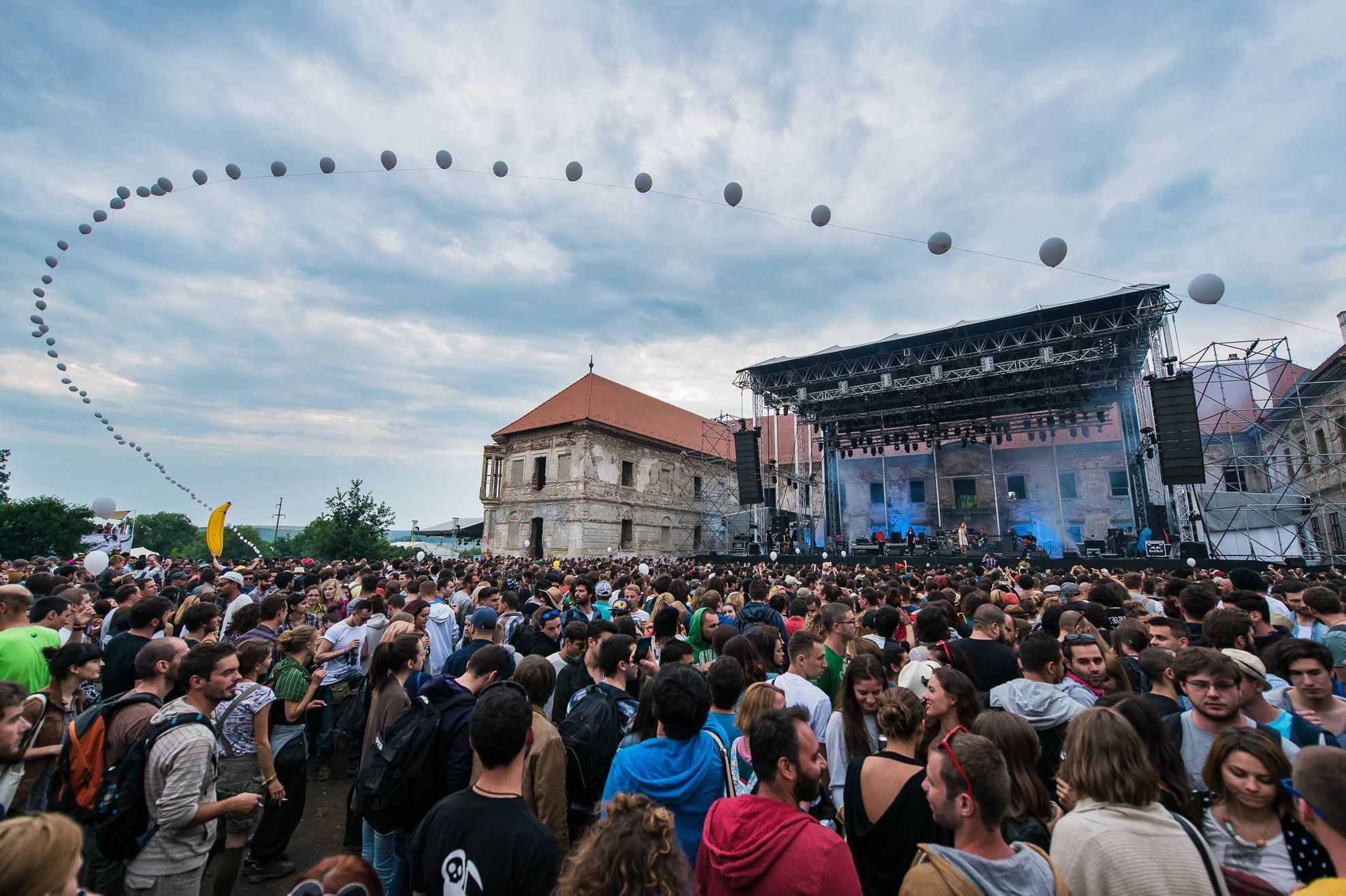 Petrecăreţi descoperiţi cu droguri la Electric Castle 