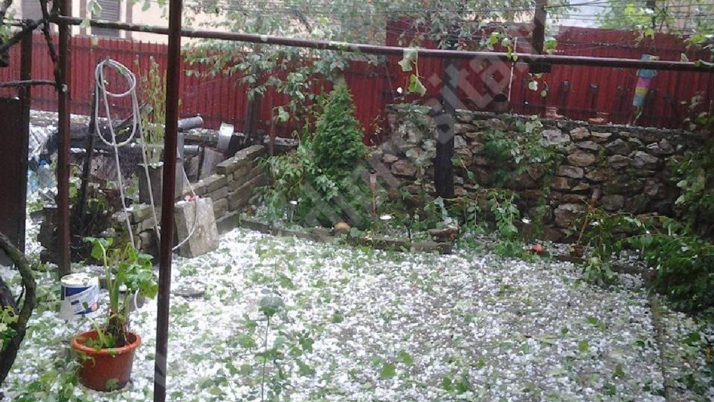 Informare meteo de vreme rea. Grindină cât oul de găină la Reşiţa, după o furtună