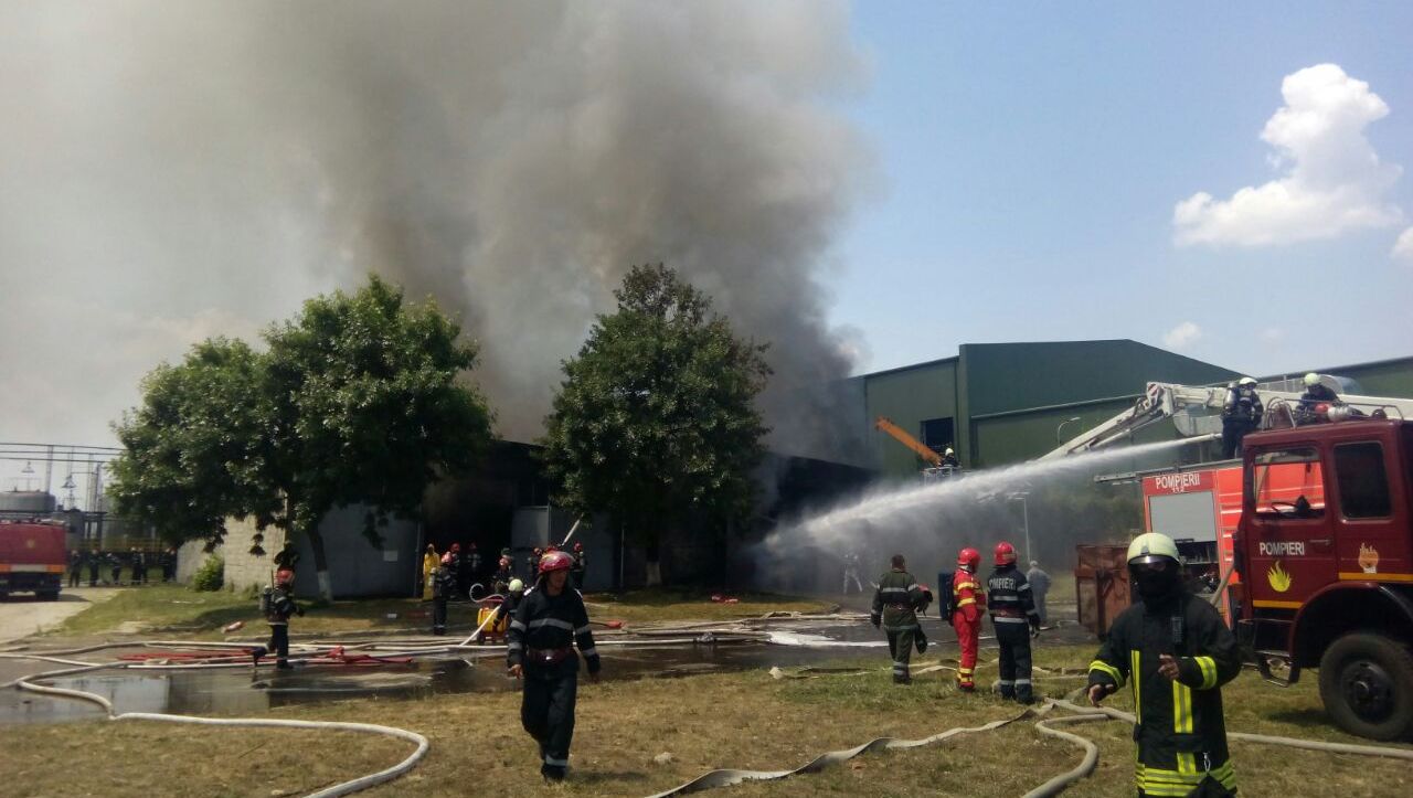 Incendiu puternic la ieşirea din Bucureşti