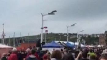 Incident la show aviatic! Nu i s-a deschis paraşuta la timp. Imagini de groază