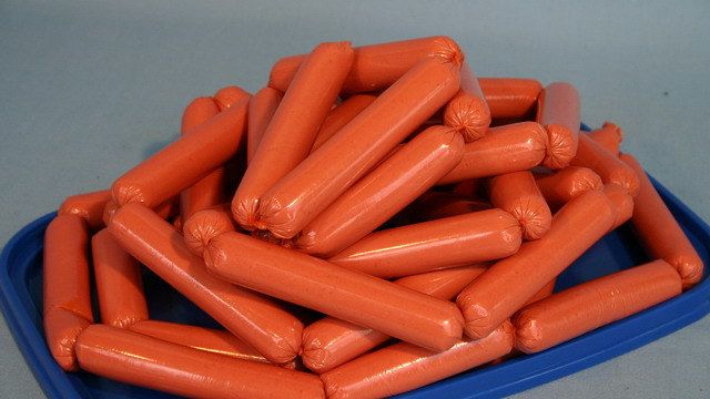Din ce sunt făcuți crenvurștii pe care îi dăm copiilor - OTRAVA de la raft