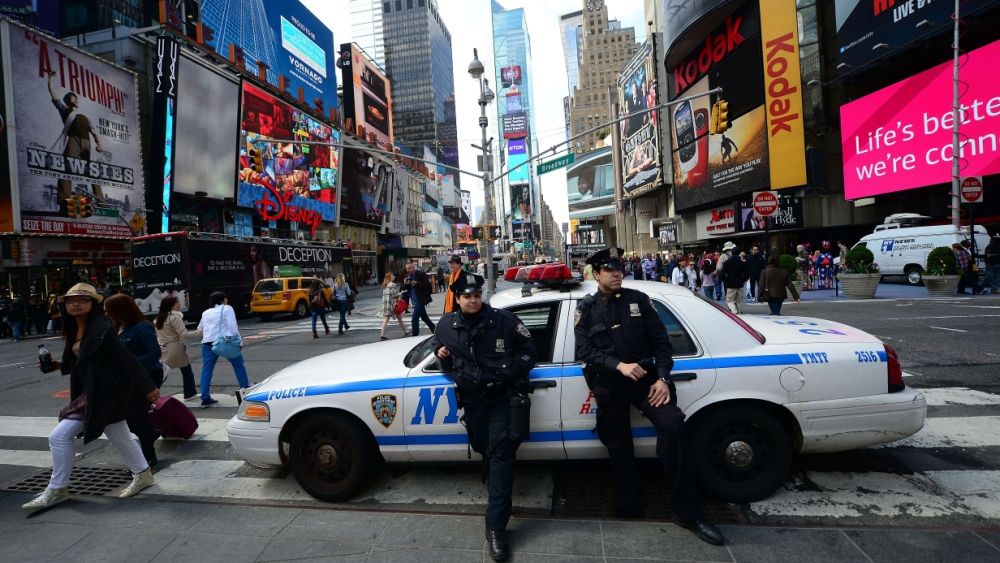 Poliţistă americană, arestată pentru furtul unui card de credit