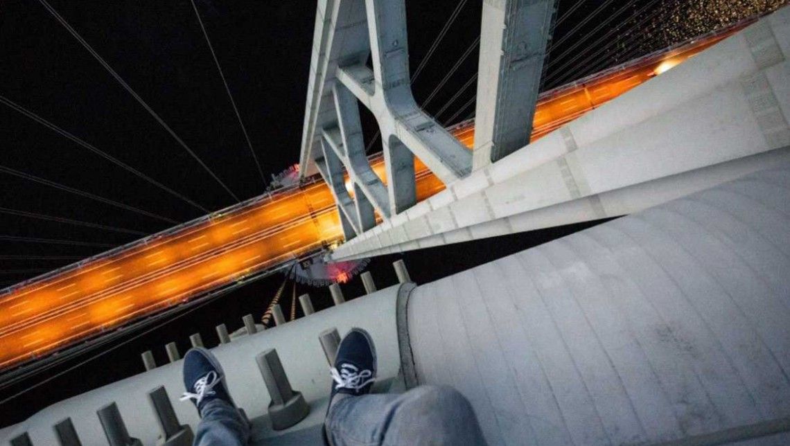 Nebunie la înălțime! Fotografiile acestor ruși te vor ameți. Unde s-au cocoțat?