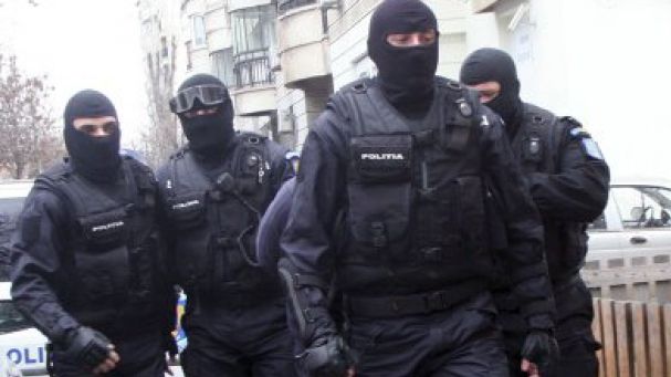  Zeci de percheziţii la firme din Bucureşti cu ramificaţii în Anglia şi SUA