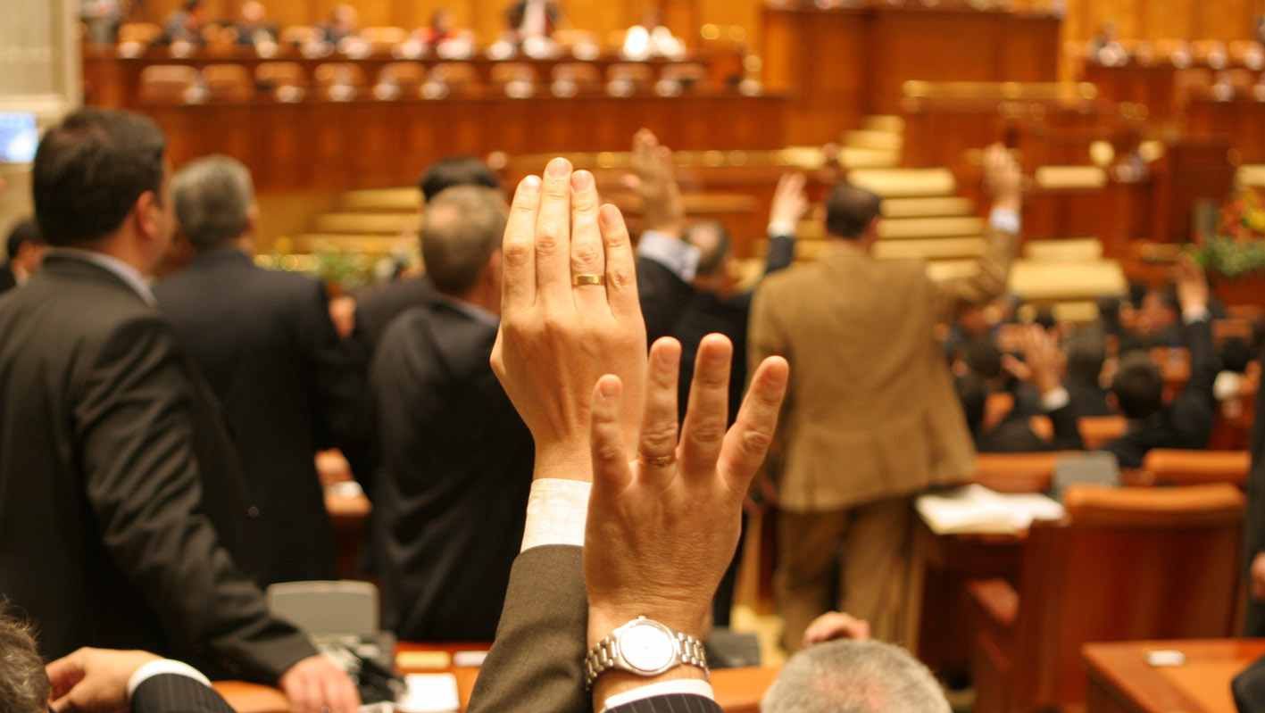 ANALIZĂ: 316 ore, echivalentul a 39 de zile, lucrate în plen de parlamentari, în ultimele cinci luni