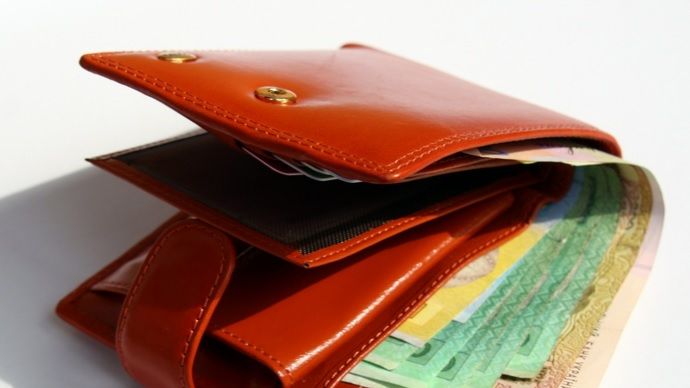 A găsit un portofel cu 1.000 de lei pe stradă. Ce a făcut cu banii 