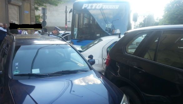 Tamponare în lanț: opt mașini au fost lovite de un autobuz 