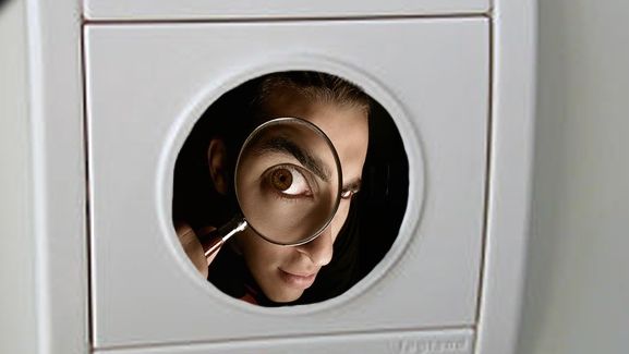 Metodă nouă de spionare. Cum poţi fi ascultat prin intermediul prizei electrice