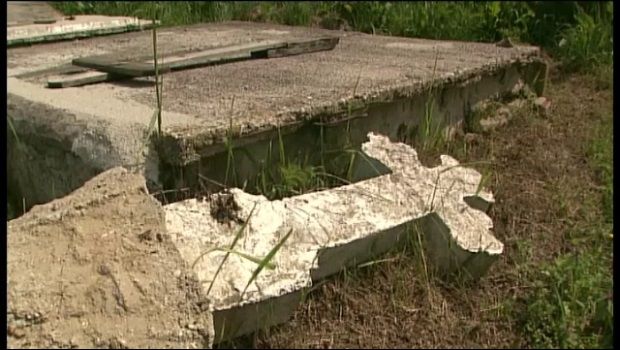 Ce au găsit doi tineri care au dezgropat un bărbat înmormântat în urmă cu doi ani, în Maramureş