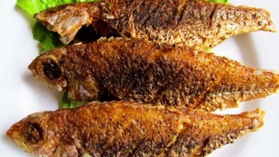 Ce să faci când îţi rămâne un os de peşte în gât