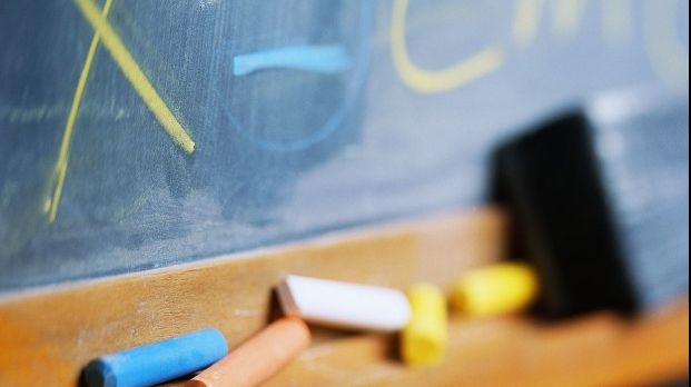 Profesor din Timişoara, agresat şi ameninţat după ce a refuzat să încheie media fiului unui deputat