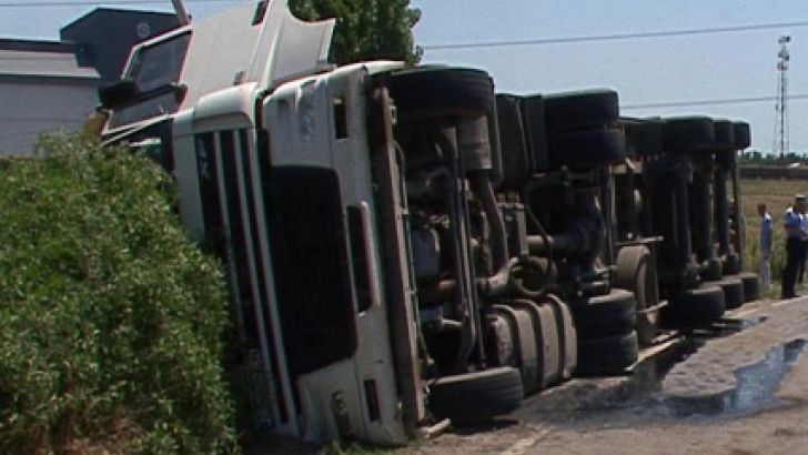Un tir cu băuturi alcoolice s-a răsturnat pe DN 1