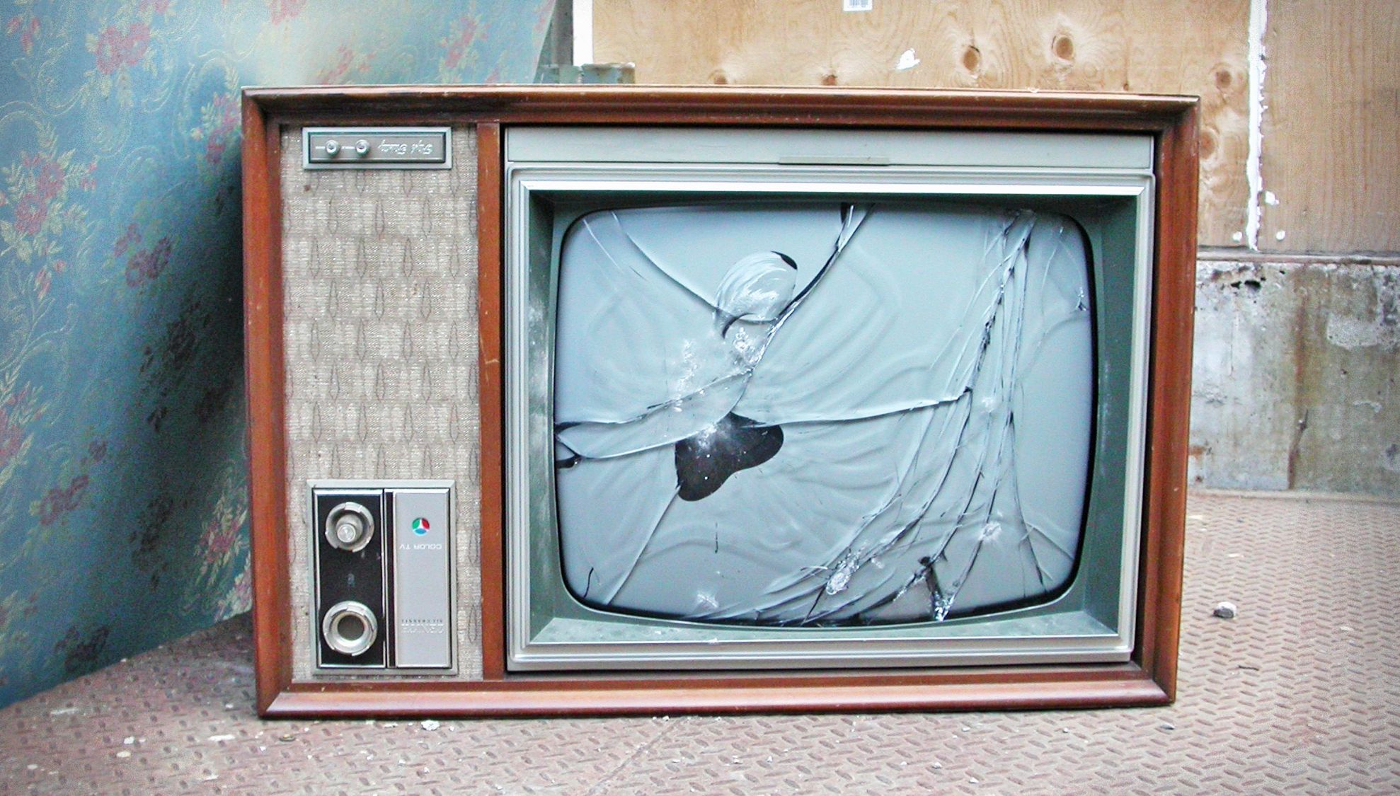 Comunismul, mai aproape? Televiziunea în România se schimbă radical de azi