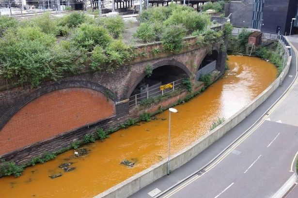 Râul portocaliu din Marea Britanie. Specialiștii nu au nicio explicație