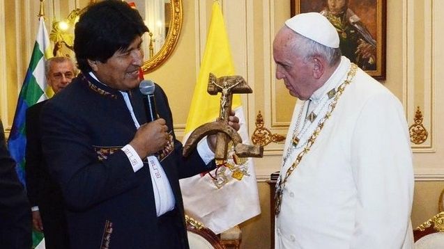 Cadoul bizar primit de Papa Francisc în Bolivia. Figura sa spune totul