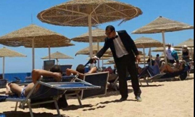 Momentul şocant în care turiştii de pe o plajă din Egipt se trezesc cu arma la cap