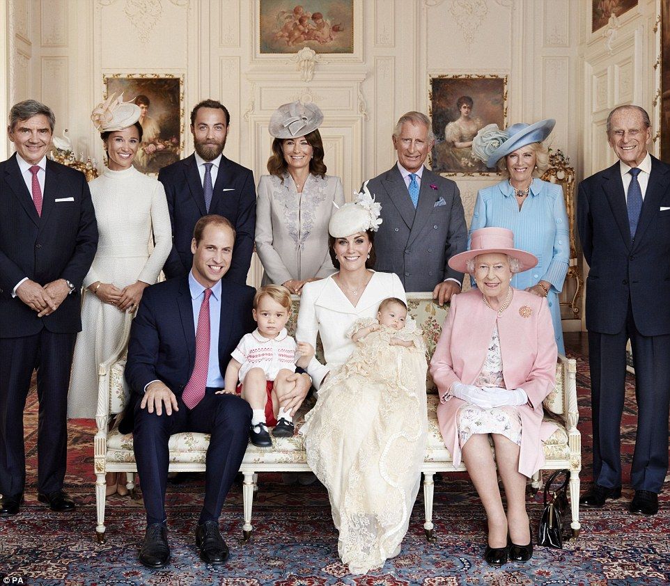 Prinţesa Charlotte şi întreaga familie, inclusiv Regina Elisabeta, la botez. Fotografiile oficiale