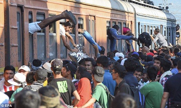 Imagini cutremurătoare cu trenuri pline de emigranţi în Macedonia
