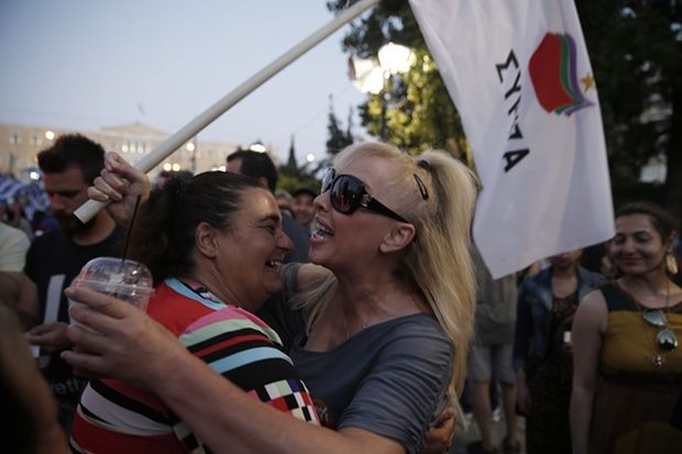 Imaginile bucuriei în Atena după referendum