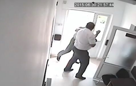 Un sătean violent a bătut toată Primăria. Primar, vice şi secretar, ploaie de pumni şi picioare