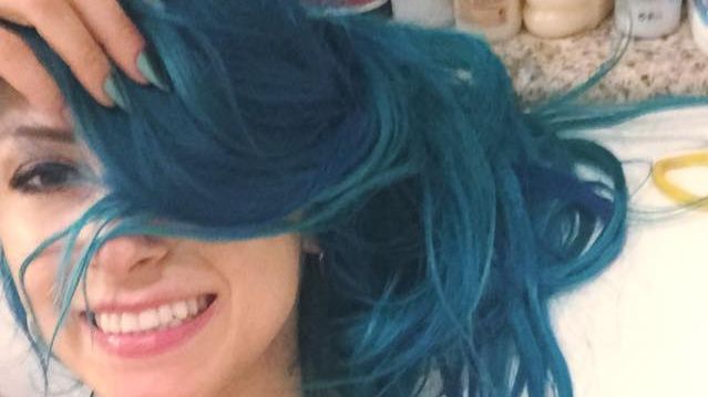 Andreea Bălan renunţă la albastru. Uite cum va arăta părul ei 