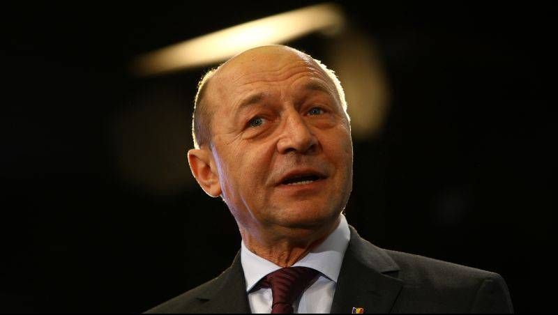 Băsescu atacă: E inadmisibil gestul lui Dragnea! Dacă eram premier, era dat cu capul de pereţi!