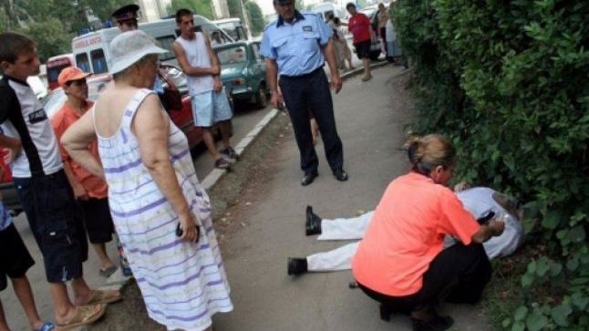 Canicula face victime. Un bărbat s-a prăbuşit pe stradă, la Botoşani