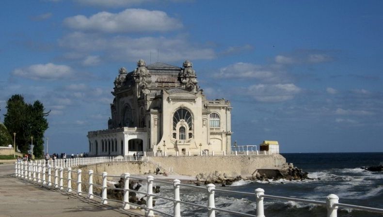 Anchetă după ce o turistă a căzut de pe Faleza Cazinoului din Constanţa. Vroia să facă o poză