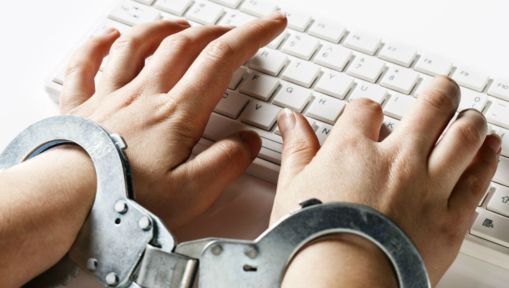 Ne controlează ca pe animale! Pe ce site-uri nu vom mai putea intra