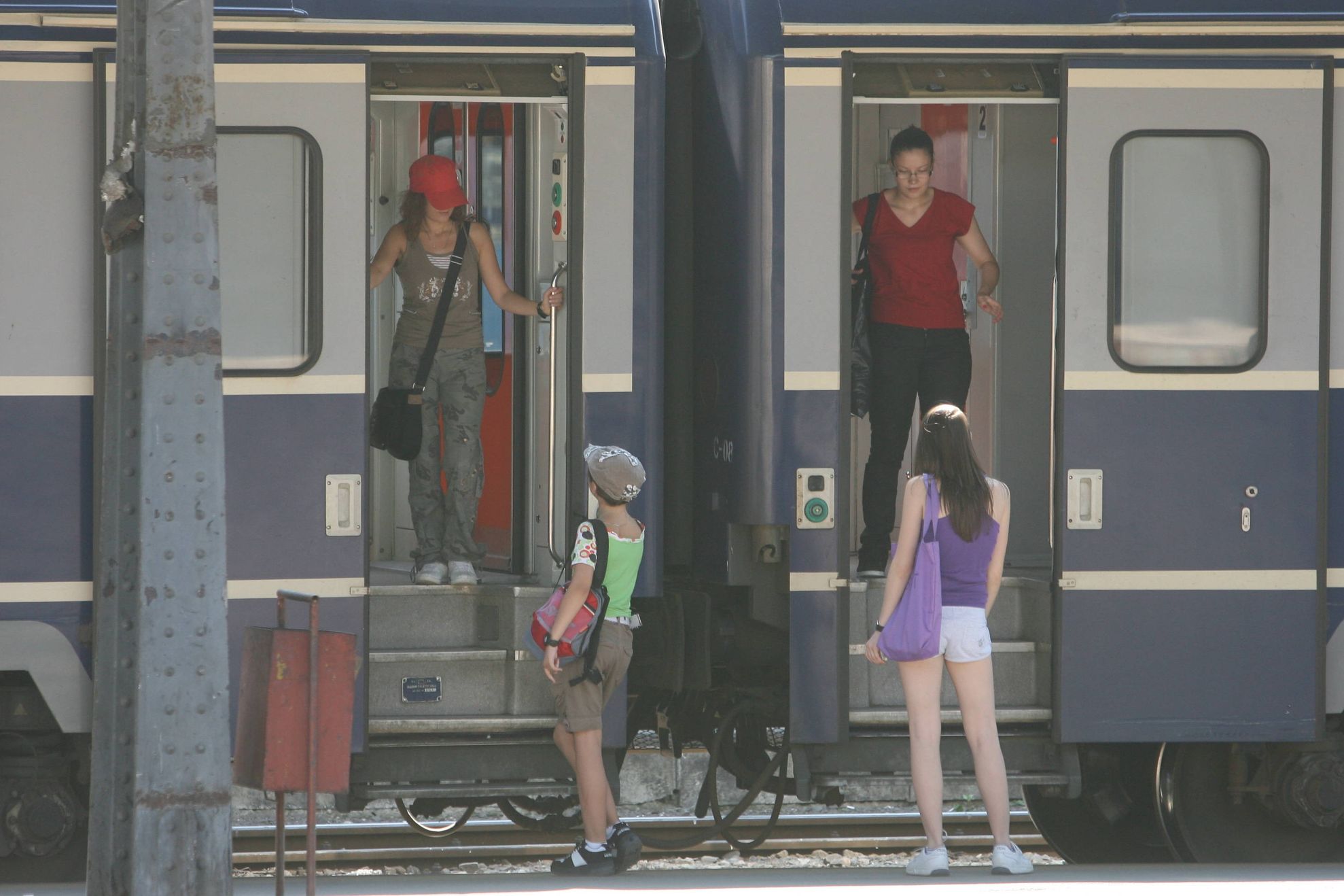 CFR: Trenurile circulă cu viteză redusă din cauza caniculei! Au apărut modificări ale orarului